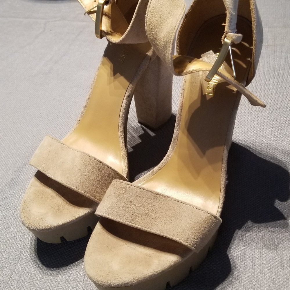Plate form ankle strap sandals